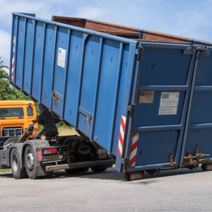 Abrollkipper der HUI GmbH mit einem Container vergrössern