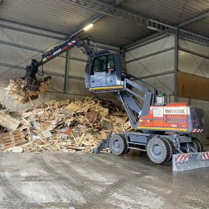 Umschlagbagger der HUI GmbH vergrössern
