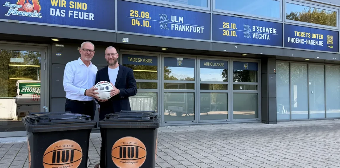 Ralf Herrmann und Martin Schmidt vor der Ischelandhalle