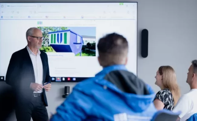 Mitarbeitende der HUI im Besprechungsraum