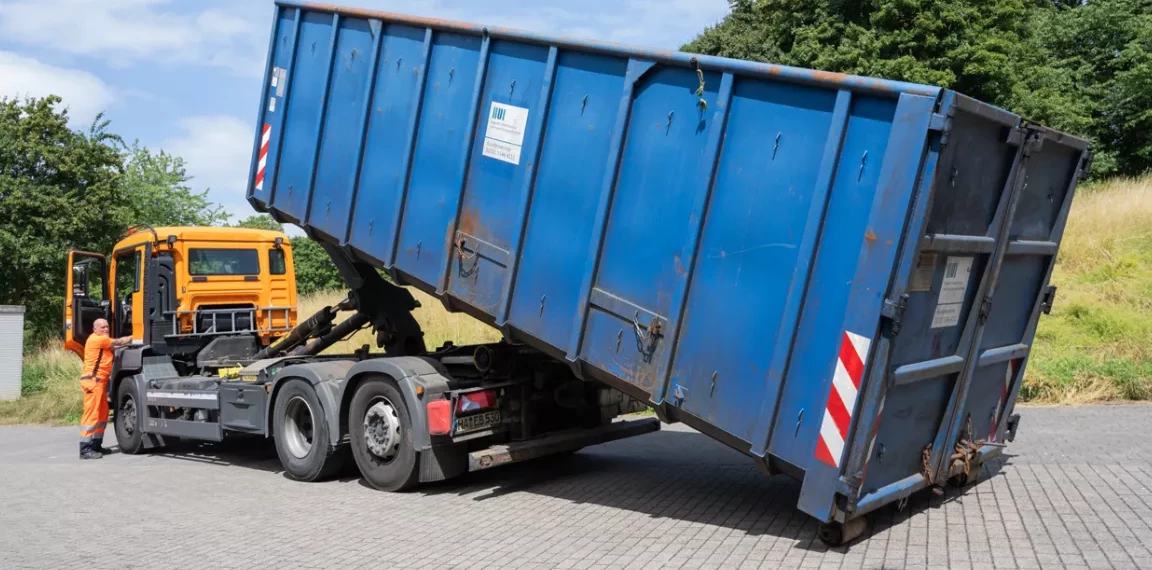 HUI-Fahrzeug mit Abrollcontainer auf dem Parkplatz vor dem Hameckepark