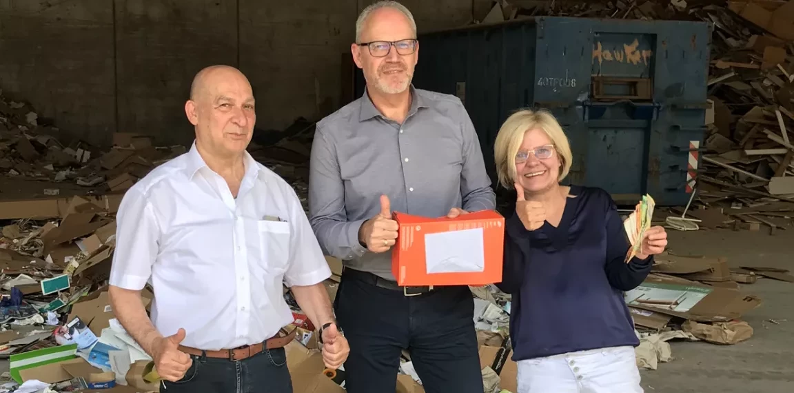 Betriebsleiter Ralf Herrmann mit den glücklichen Findern der 1000 Euro Bargeld