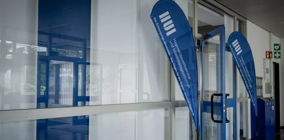 Fahnen der HUI im Verwaltungsgebäude