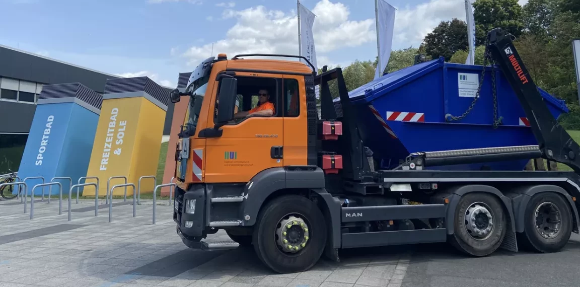 Fahrzeug der HUI vor dem Hagener Westfalenbad