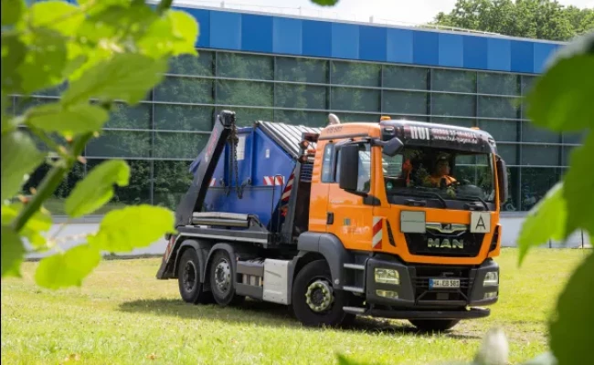 HUI-Absetzkipper vor dem Westfalenbad Hagen