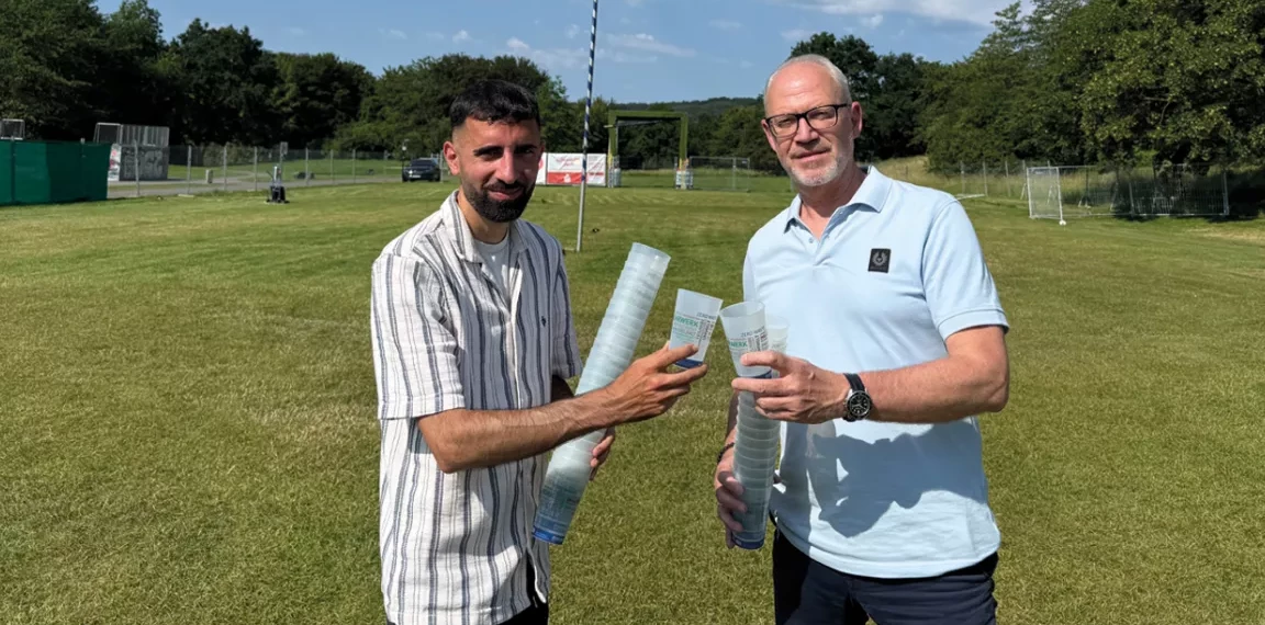 Alex Talash und Ralf Herrmann mit den MEHRWERK-Bechern