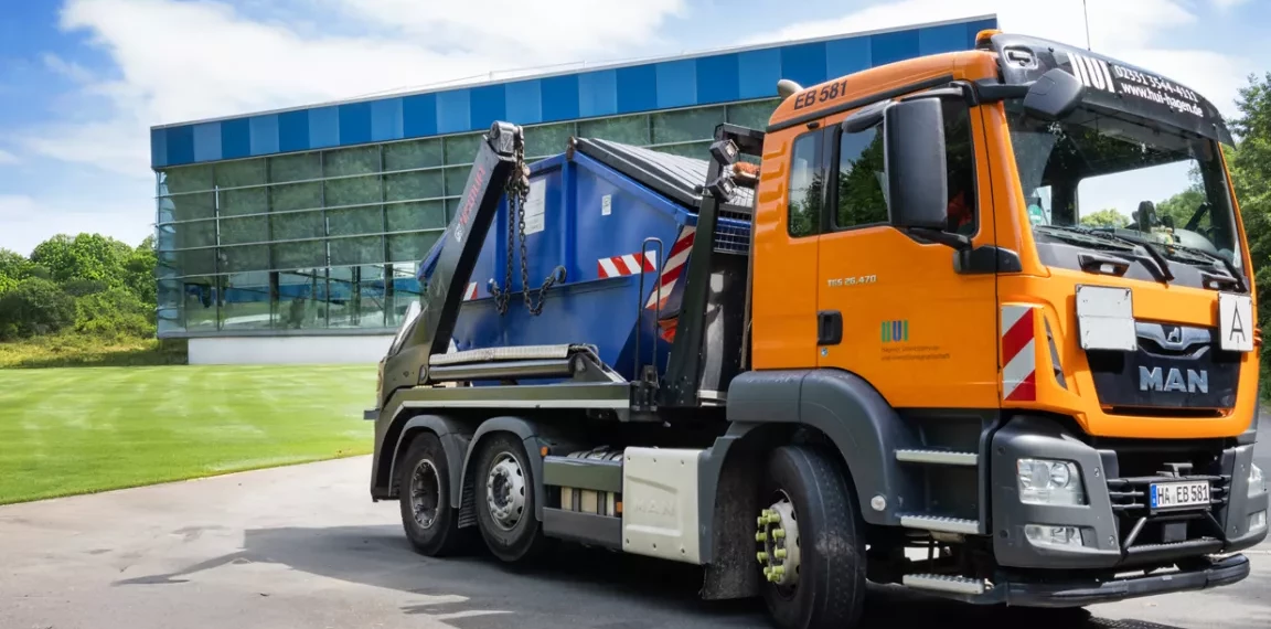 Absetzkipper mit Container vor dem Westfalenbad