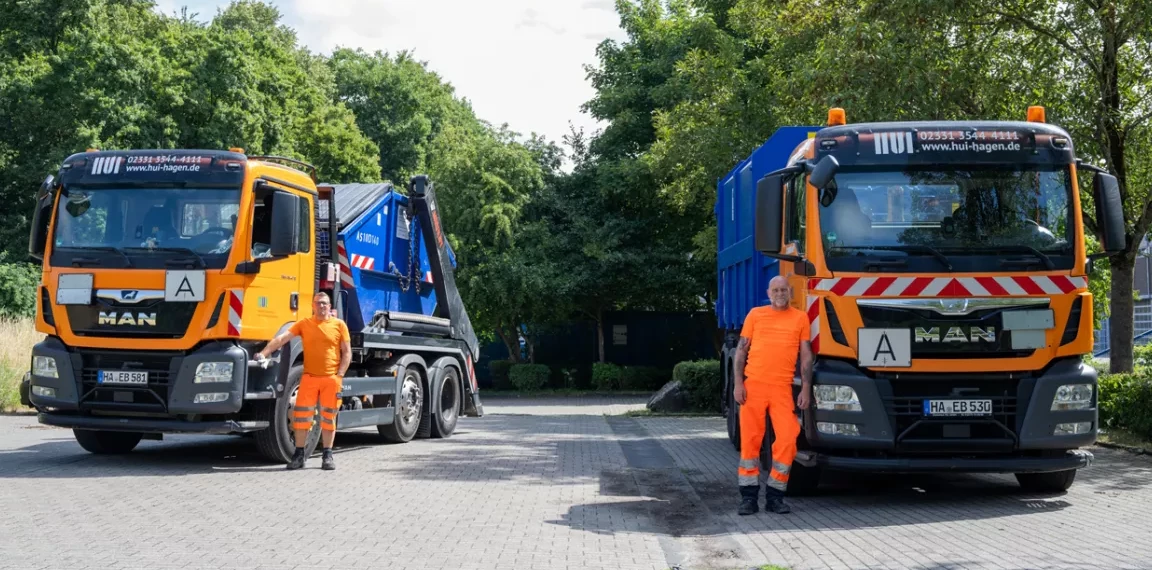 Mitarbeitende der HUI GmbH vor ihren Fahrzeugen