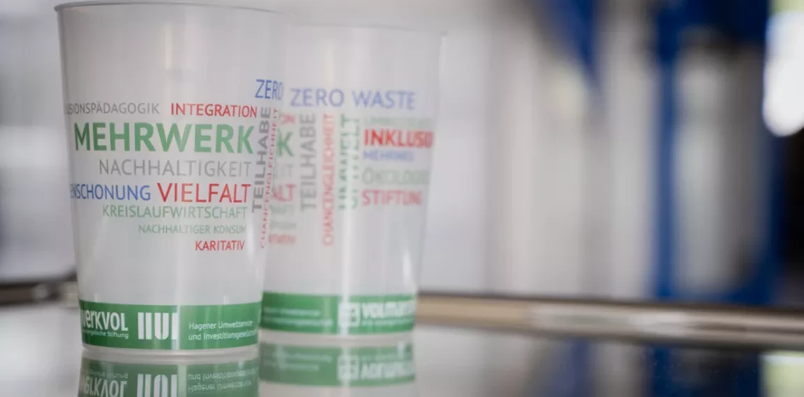 Mehrwerk-Becher der HUI und der Stiftung Volmarstein